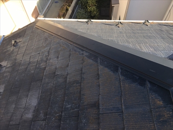 八王子市横山にて屋根の点検、スレートの塗膜の劣化は割れや欠けの原因になります